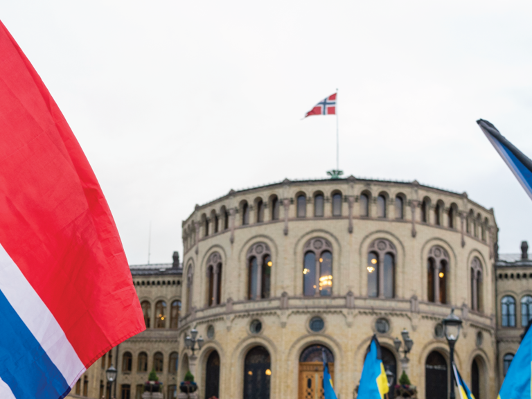 Stortinget i Norge med norske og ukrainske flagg